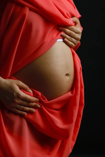 Mujer embarazada con material de coral de cerca —  Fotos de Stock