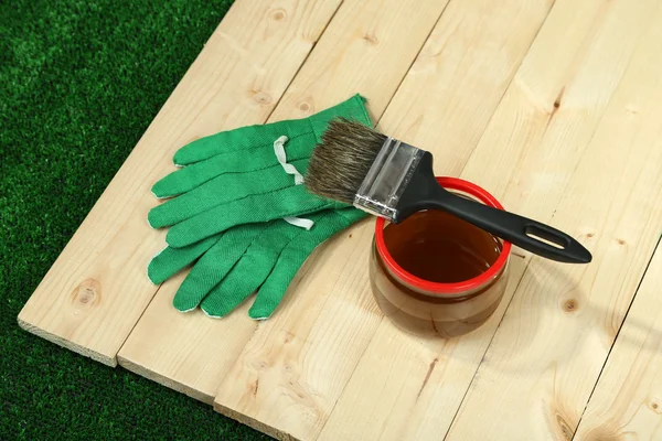 Aplicando barniz protector a valla de madera, sobre fondo brillante —  Fotos de Stock