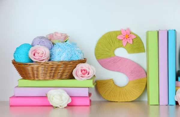 Shelf decorated with handmade knit letter — Stock Photo, Image