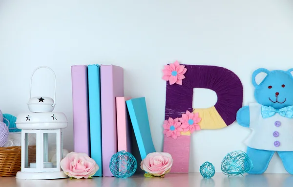 Mensola decorata con lettera a maglia fatta a mano — Foto Stock