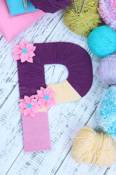 One letter of knit handmade alphabet close up — Stock Photo, Image