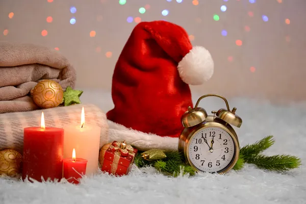 组成与格子、 蜡烛和圣诞装饰品，在明亮的背景上的白色地毯上 — 图库照片