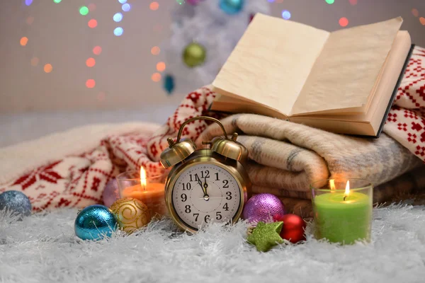 Composición con cuadros, velas y decoraciones navideñas, sobre alfombra blanca sobre fondo brillante — Foto de Stock