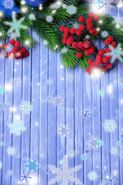 Abete di Natale e bacche rosse su sfondo di legno — Foto Stock