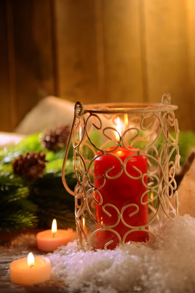 Velas e decoração de Natal no fundo de madeira — Fotografia de Stock
