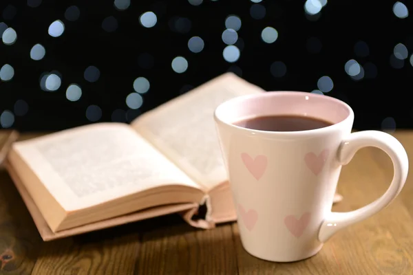 Composición del libro con taza de café sobre la mesa sobre fondo oscuro — Foto de Stock