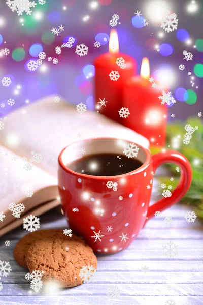 Composizione del libro con tazzina di caffè e addobbi natalizi su tavola su sfondo luminoso — Foto Stock
