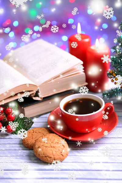 本书带杯咖啡和圣诞装饰品上明亮的背景表格的组成 — 图库照片