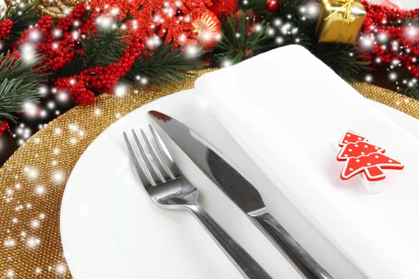 Apparecchiatura della tavola di Natale con decorazioni festive da vicino — Foto Stock
