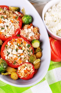 ahşap masa yakın çekim ıslak zeminde dolması domates