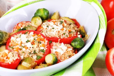 ahşap masa yakın çekim ıslak zeminde dolması domates