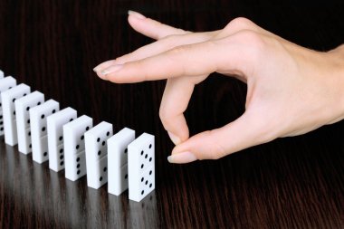 ahşap arka plan üzerinde Domino iterek el