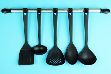 Plastik mutfak eşyaları üzerinde mavi arka plan üzerinde gümüş kanca