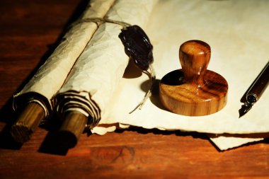 ahşap damga, kitaplar ve ahşap masa üzerinde eski yazılar