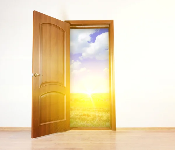 Öppna dörren till nytt liv i rum — Stockfoto