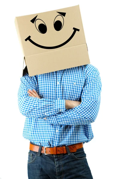 Homme avec boîte en carton sur la tête isolé sur blanc — Photo