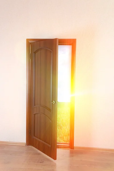 Puerta abierta a la nueva vida en la habitación — Foto de Stock