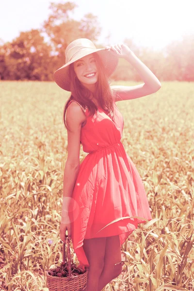 Retrato de bela jovem com bagas no campo — Fotografia de Stock