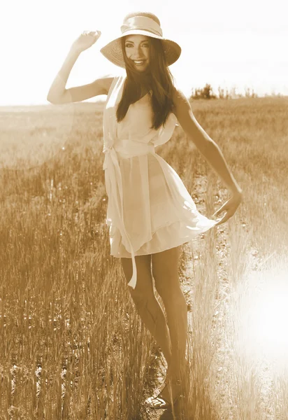 Portrait of beautiful young woman in the field — Stock Photo, Image