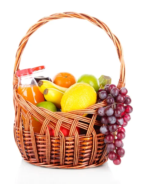Frutos diferentes em cesta de vime com suco isolado em branco — Fotografia de Stock
