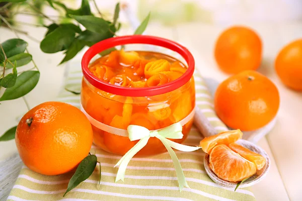 Engarrafamento de laranja com raspas e tangerinas, sobre mesa de madeira branca — Fotografia de Stock