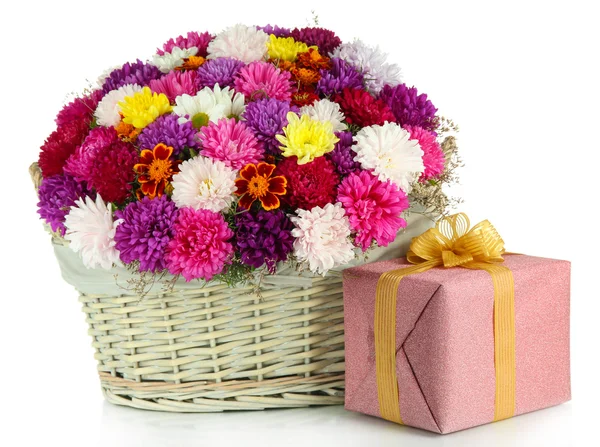 Beau bouquet de chrysanthèmes dans un panier en osier isolé sur blanc — Photo