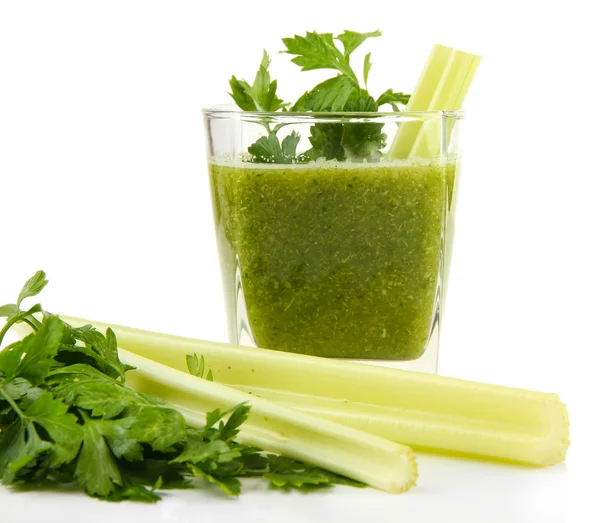 Vaso de jugo de verdura verde y apio aislado sobre blanco — Foto de Stock