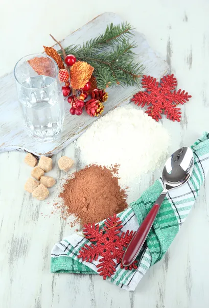 Matlagning jul cookies på träbord — Stockfoto