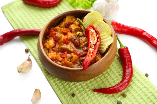 Carne de maíz con chile: comida tradicional mexicana, en un tazón de madera, en una servilleta, aislada en blanco —  Fotos de Stock