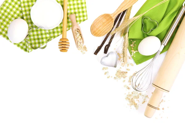 Kochkonzept. grundlegende Backzutaten und Küchenwerkzeuge isoliert auf weiß — Stockfoto