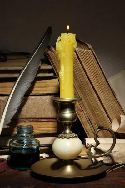 Alte Kerze auf dem Tisch im Zimmer — Stockfoto