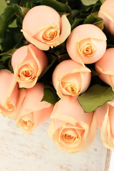 Krásnou kytici růží v dřevěné bedně, zblízka — Stock fotografie