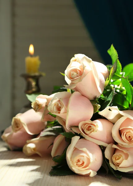 Piękny bukiet róż, na ciemnym tle — Zdjęcie stockowe