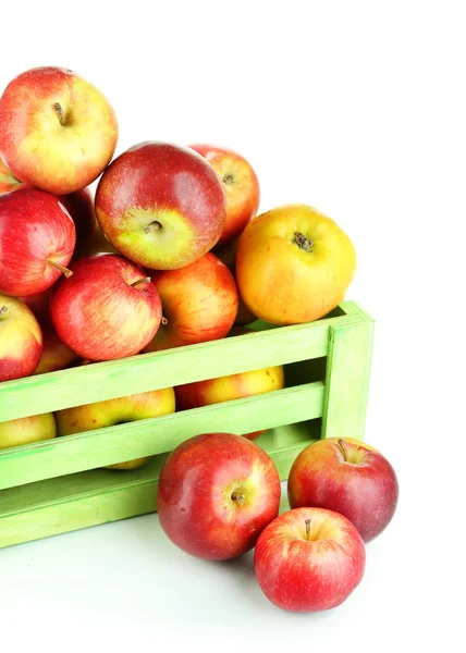 Manzanas jugosas en caja de madera aisladas en blanco —  Fotos de Stock