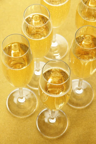 Okulary z szampanem na błyszczącym tle — Zdjęcie stockowe