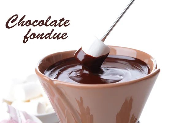 Fondue de chocolate con caramelos de malvavisco, aislados en blanco —  Fotos de Stock