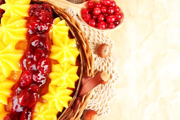 Chutný ovocný domácí koláč s ovocem a ořechy, na hnědé pozadí — Stock fotografie