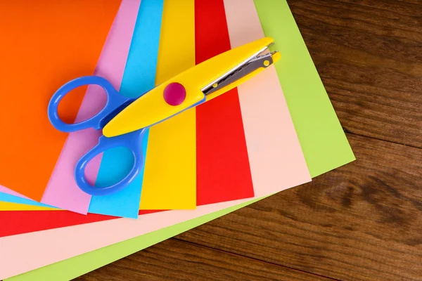 Красочный картон и ножницы на столе крупным планом — стоковое фото