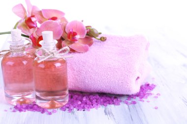 Kaplıca muamele rengi ahşap zemin üzerinde