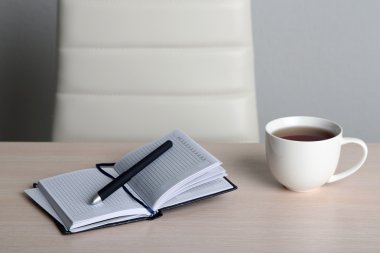 Office gri arka plan üzerinde boş iş yeri