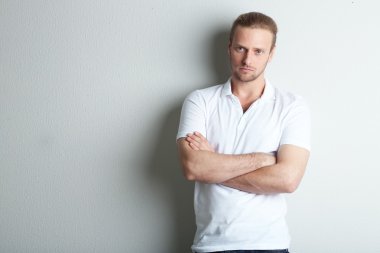 Genç manken, gölge ile duvarın üzerinden poz veriyor