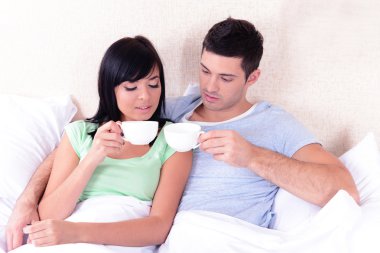 Çift yatakta kahve içmeyi seviyor