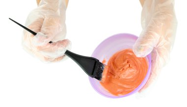 saç boyama, üzerinde beyaz izole için fırça ile el eldiven dips