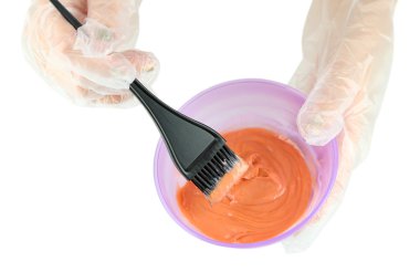 saç boyama, üzerinde beyaz izole için fırça ile el eldiven dips