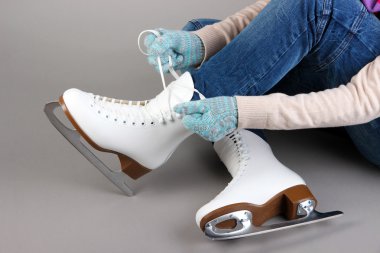 gri arka plan üzerinde paten giymiş skater