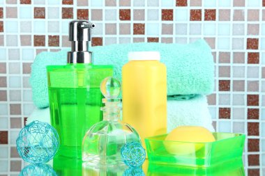 kozmetik ve mozaik karo zemin üzerine banyo aksesuarları