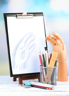 ahşap masa üzerinde profesyonel sanat malzemeleri ile kroki