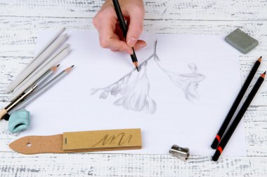 el bir kroki ile profesyonel sanat malzemeleri, ahşap tablosuna çizilir.