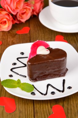 Tatlı pasta plaka üzerinde tablo yakın çekim çikolata ile