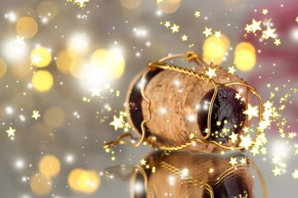Bouchon de champagne sur fond de lumières de Noël — Photo